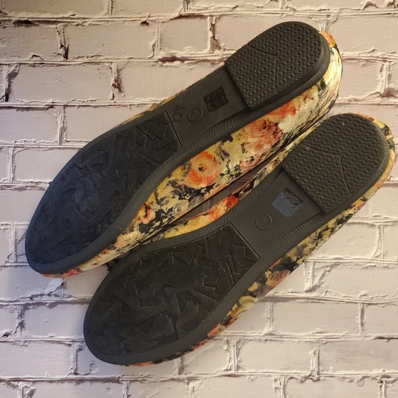 (NWOT) CL by Laundry Floral Fabric Flats - Picture 3 of 6